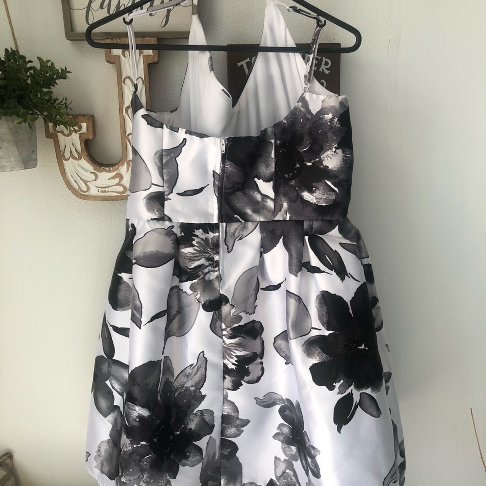 Dress - Picture 2 of 5